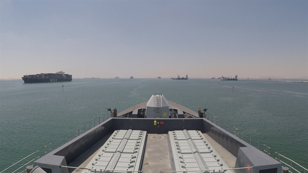 영국 해군 최정예 구축함 '덩컨'이 28일(현지시간) 걸프 해역에 도착하고 있다. 덩컨함은 기존에 이 해역에서 상선과 유조선 보호 임무를 수행해온 몬트로즈함과 함께 호르무즈 해협을 지나는 선박들의 안전 운항을 도울 계획이다. 2019.7.28