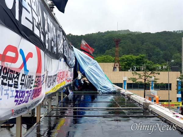 고속도로 요금수납원들이 자회사 전환을 거부하며 6월 29일부터 경부고속도로 서울요금소 캐노피에 올라가 계속 농성하고 있다.