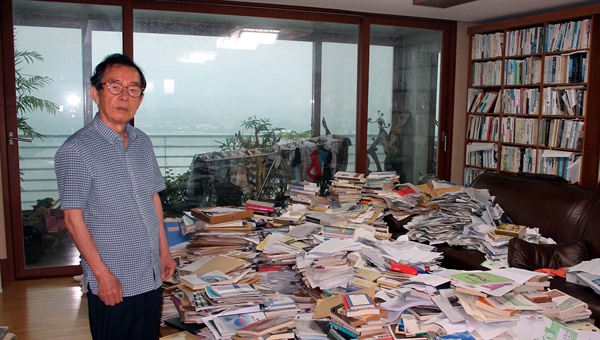 김삼웅 전 독립기념관장의 아파트 거실에 쌓인 책들.
