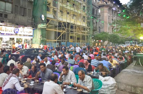 카이로. 라마단 기간의 저녁식사 '이프타르' 를 무료로 대접하는 장소. 수백 명의 사람이 함께 축복의 기도를 하고 밥을 나눠먹는다. 대추야자 세 개와 라마단 저녁식사.