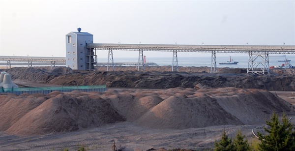일본에서 석탄재 수입으로 인해 매립장에 석탄재가 넘치는 국내 화력발전소 모습