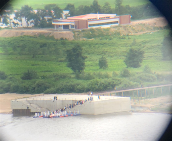 중국 투먼시에서 바라본 북한 함경북도 남양시. 관광객 30-40명이 유람선을 기다리고 있다. 