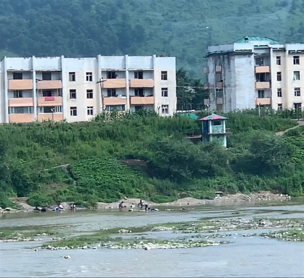 중국 길림성 창바이현에서는 바라본  북한 양강도 혜산시 위연동. 초소는 위연동 주변에 100여미터 간격으로 배치돼 있었다.