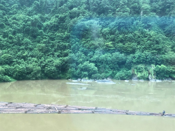 압록강에서 가장 눈에 띄는 건 뗏목공들이다. 압록강 물길을 따라 옮긴 나무는 북한 관영매체 <로동신문>을 만드는 데 사용된다. 
