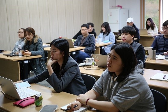 세명대 저널리즘스쿨 대학원생들이 김준일 대표 강의에 귀를 기울이고 있다.