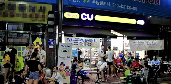  폐막 전날이었던 27일 밤, 우산동 선수촌 앞 편의점에 선수들이 모여 맥주 한 잔을 기울이고 있다. 