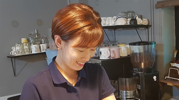 커피숍에서 일하는 중인 김아진씨.