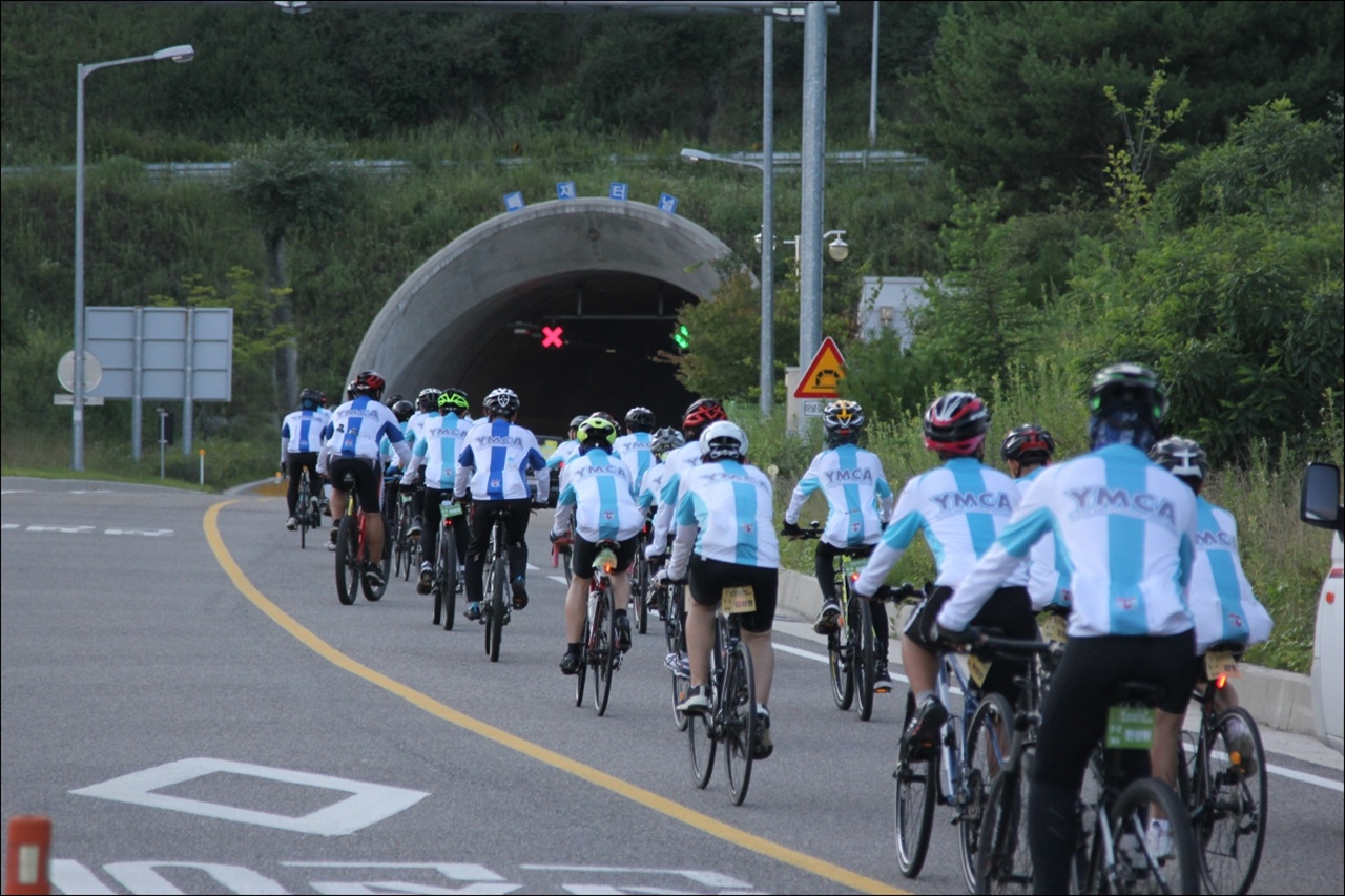 빼재터널로 진입하는 청소년 자전거 국토순례단