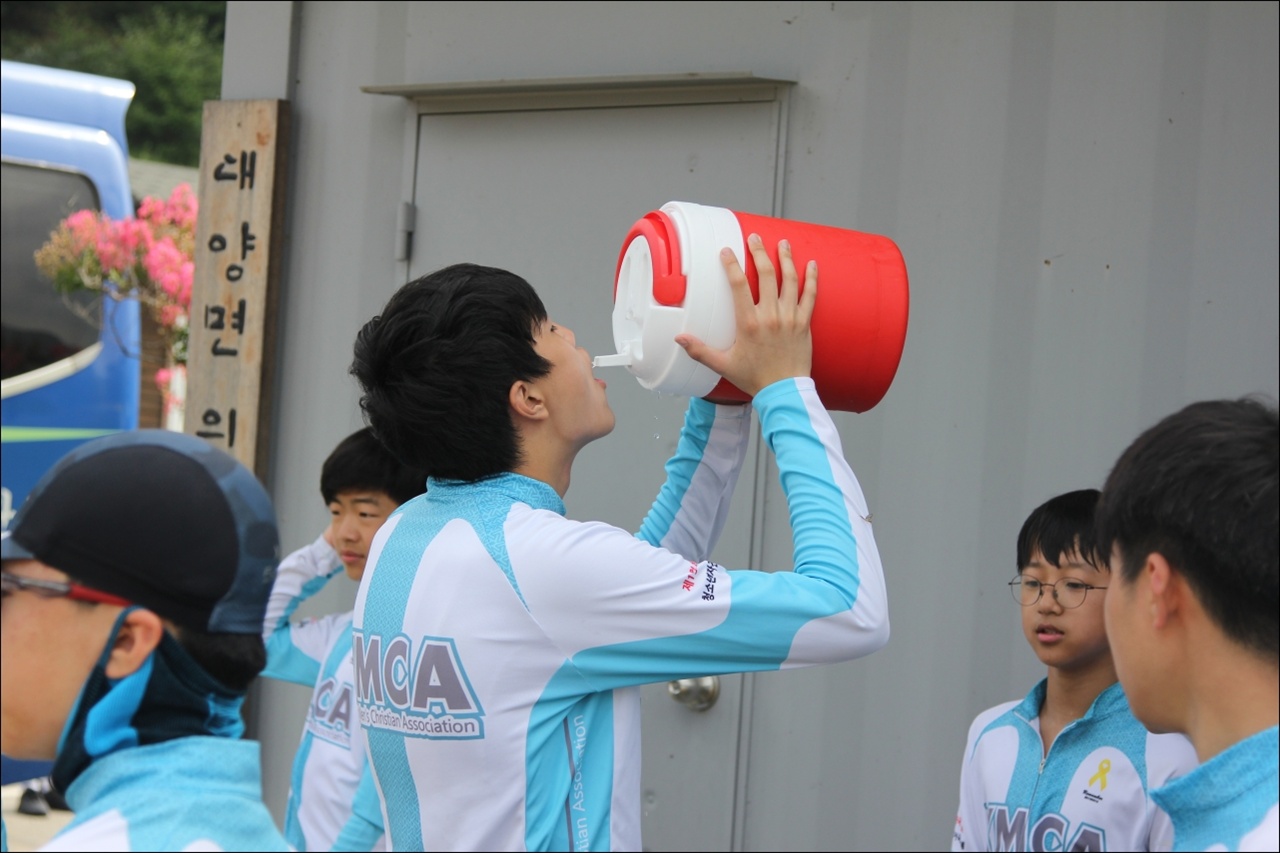 휴식지에서 갈증을 식히고 물을 마시는 청소년들