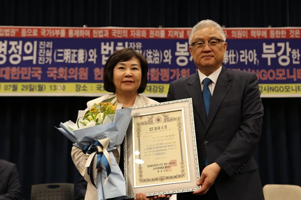 지난 29일 국회 헌정기념관에서 거행된 '국회의원 헌정대상' 시상식. 김순례 자유한국당 의원이 상을 받은 뒤 기념촬영하는 모습.