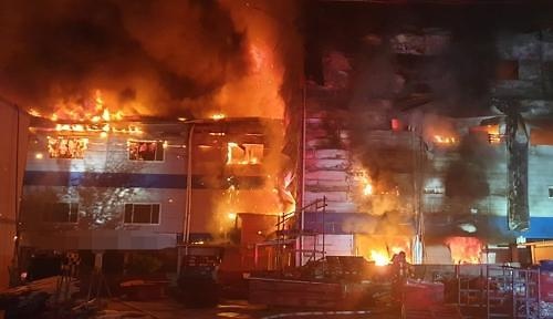 부산 기장군 소재 한 건물에서 불이나 인근 2개동까지 번졌다.
