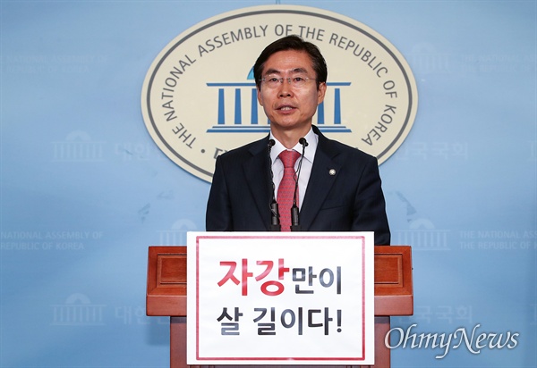 조경태 자유한국당 최고위원이 7월 31일 오전 서울 여의도 국회 정론관에서 기자회견을 열어 전술핵 재배치를 촉구하고 있다.