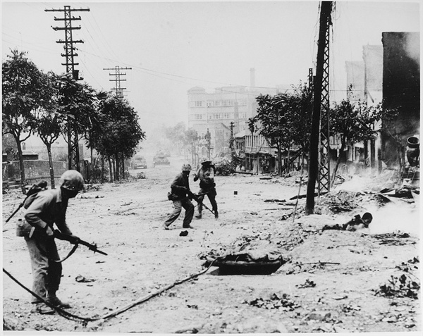 서울 시가지 전투 서울만 해도 한국전쟁 과정에서 인민군의 점령과 UN군의 재점령이 반복되면서 큰 피해를 입었다. 낙동강 이남을 제외한 한반도 전역의 도서관이 전쟁으로 인해 인적 물적 피해를 크게 입었다. 