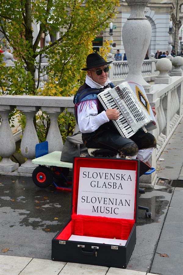 류블랴나차 강변의 거리의 악사들은 사랑의 노래를 연주한다.