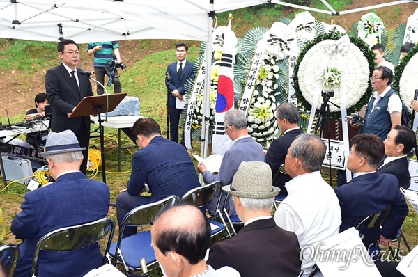  박남춘 인천시장이 7월 31일 망우리 묘지공원에서 열린 '죽산 조봉암 선생 제60주기 추모식'에서 추도사를 하고 있다.