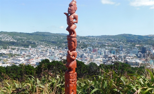 웰링턴 시내가 한눈에 보이는 전망대에 있는 뉴질랜드 원주민 조각품