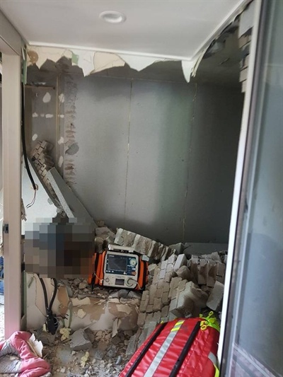  1일 정오께 창원시 의창구 한 아파트에서 확장 공사를 하던 작업자가 벽돌에 깔려 숨졌다.