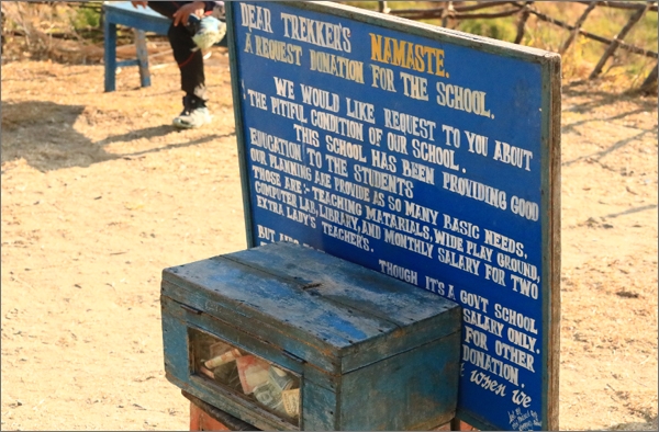 네팔의 한 학교가 기부함(donation box)을 설치해 트래커(trekker)의 도움을 요청하고 있는 장면.