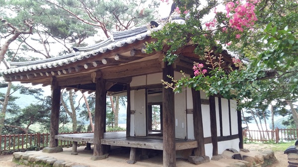 광주호가 훤히 내려다 보이고 발아래 창계천이 굽어 보이는 성산(星山) 끝자락 언덕에 ‘그림자도 쉬어 간다’는 식영정(息影亭)이 서있다. 식영정은 서하당 김성원이 스승이자 장인인 석천 임억령을 위해 지은 정자다
