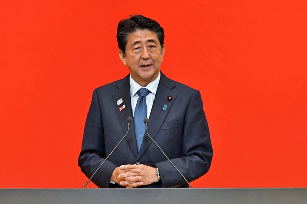 아베 신조 일본 총리가 7월 24일(현지시간) 일본 도쿄에서 열린 2020년 도쿄 올림픽 기념 행사에서 연설하고 있다.