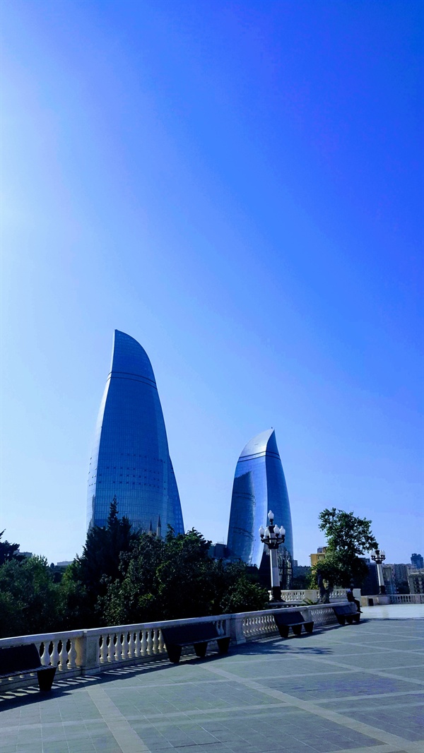 아제르바이잔 수도 바쿠는 코카서스 3국 도시 중 가장 현대화 되었다. 석유 자원을 바탕으로 3국 중 가장 부유한 편이다.