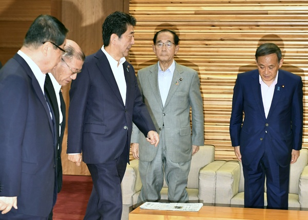 아베 신조 일본 총리가 2일 오전 각의(국무회의)에 입장하고 있다. 이날 일본 정부는 한국을 수출절차 간소화 혜택을 인정하는 '백색국가'(화이트 리스트) 명단에서 제외하는 수출무역관리령 개정안을 의결했다.