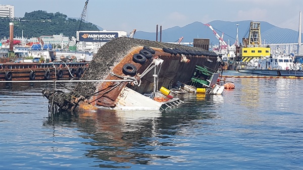 2일 오전 부산 영도구 청학동 물량장에서 선박 2척이 침몰했다.