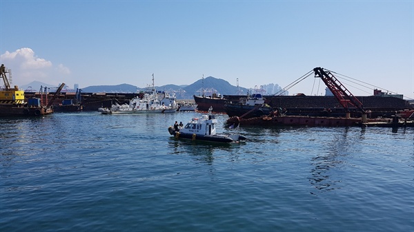 2일 오전 부산 영도구 청학동 물량장에서 선박 2척이 침몰했다.