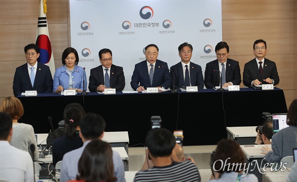  홍남기 부총리 겸 기획재정부 장관이 2일 오후 서울 종로구 정부서울청사에서 열린 일본 정부의 백색국가(화이트리스트) 배제 등 수출규제 및 보복조치 관련 관계부처 합동브리핑에서 참석해 일본 정부에 깊은 유감의 뜻을 표하며 정당한 근거 없이 취해진 무역보복 조치를 철회할 것을 촉구하고 있다.