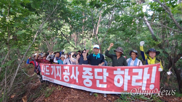 미군과 국방부가 2일 경북 성주군 초전면 소성리 사드기지 공사에 들어가자 주민들이 공사 중단을 요구하는 집회를 열고 있다.