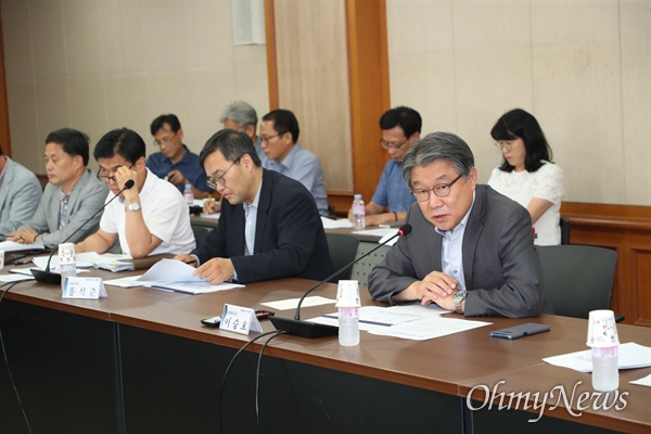  대구시는 2일 오후 이승호 경제부시장을 단장으로 한 일본수출규제비상대책단 회의를 열고 대책마련에 나섰다.