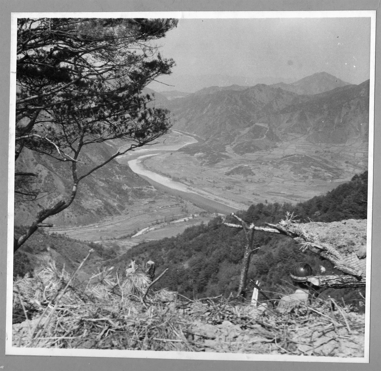 1. 한국전쟁 발발 직전. 국군이 38선 부근 초소에서 적진을 경계하고 있다(1950. 6.).