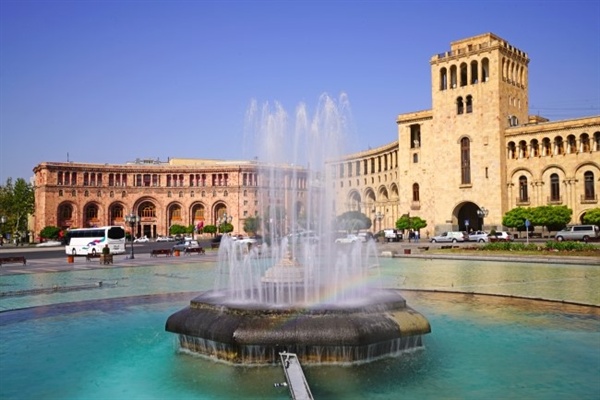 아르메니아 공화국 광장, 2018년 4월 이 광장을 가득 메운 시민들이 마침내 '아르메니아 판 벨벳 혁명'을 달성했다.