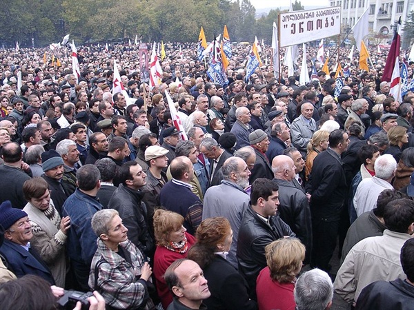 2003년 자유 광장에 모여 장미혁명을 일으킨 조지아 시민들