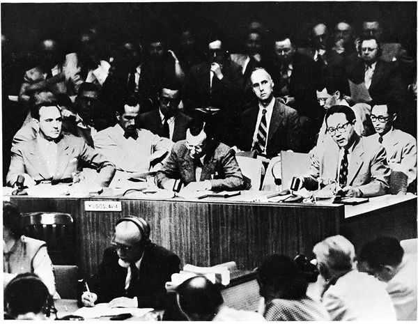 5. 장면 주미대사가 유엔안전보장이사회에서 한국전쟁에 우방의 지원을 호소하는 연설을 하고 있다(1950. 6. 27. 뉴욕, 사진 맨 오른쪽). 