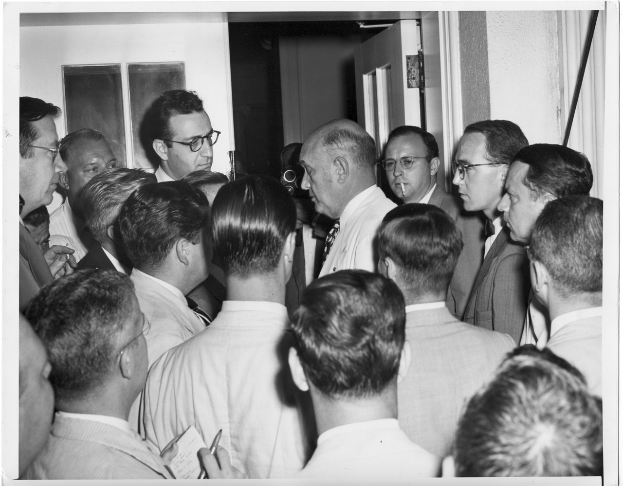 8. 루이스 존슨 미 국방장관이 한국전쟁 문제를 트루먼 대통령에게 보고하고자 백악관 대통령 집무실로 가는 도중 기자들에게 에워싸여 질문공세를 받고 있다(1950. 6. 27.). 