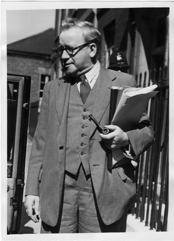 10. 런던, 허버트 모리슨(Herbert Morrison) 경이 한국전쟁 문제를 보고하고자 다우닝 가 수상관저로 가고 있다(1950. 6. 29.).