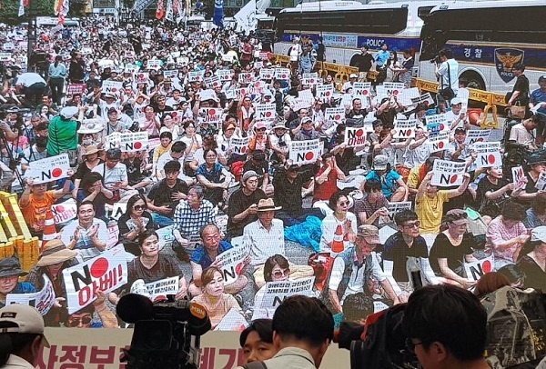 3일 오후 1만 5000여명의 시민들이 모여 광화문 옛 일본대사관 앞평화소년상 주변에 모여 경제보복을 한 일본 아베정권을 규탄했다. 