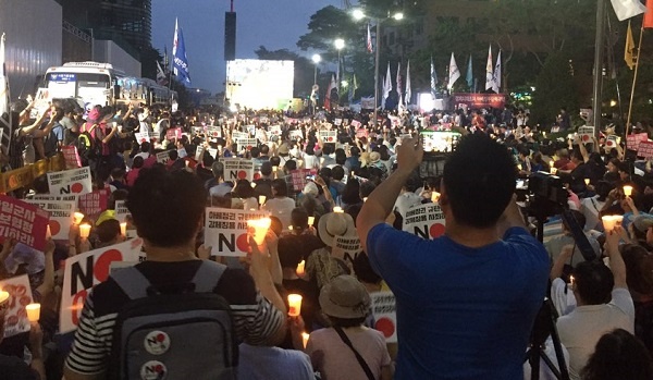 3일 오후 옛 일본대사관 앞 평화소년상 주변에서 열린 아베규탄 3차 촛불문화제에 1만 5000여명의 촛불시민들이 참여했다.