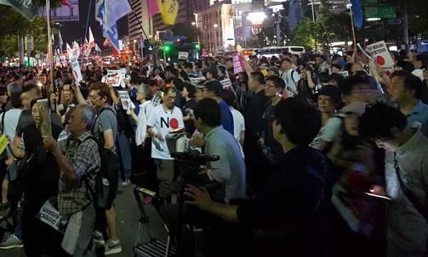 거리행진으로 조선일보사 앞에 모인 촛불시민들이 '조선일보 폐간하라'고 외치고 있다.