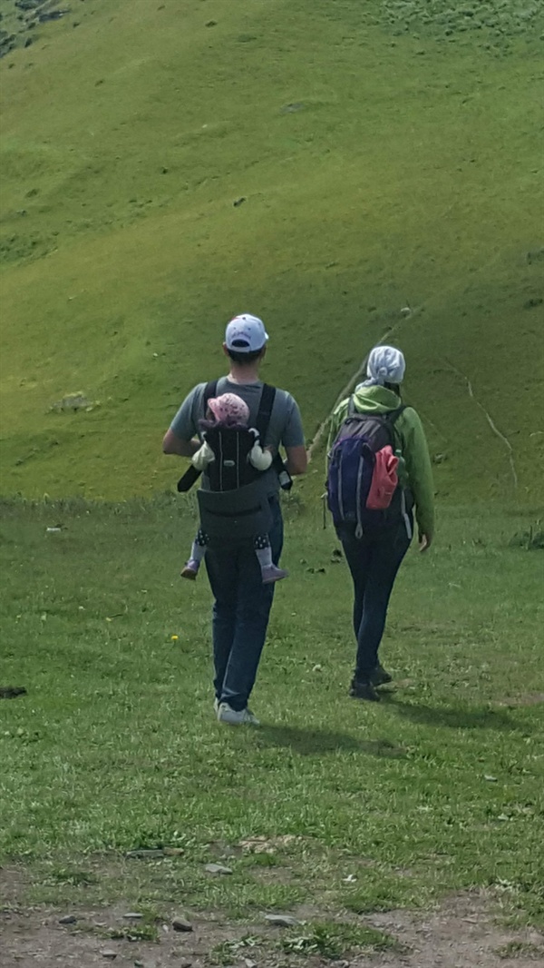 카즈베기 산을 아이를 등에 들춰 맨 젊은 아빠와 엄마가 나란히 걷는 모습이 그들의 사랑이 느껴져 참 부러웠다.