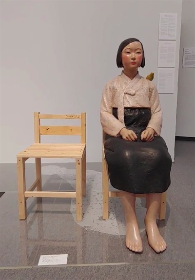 지난 2019년 8월 일본 아이치(愛知)현 나고야(名古屋)시 아이치현문화예술센터 8층 전시장에 놓인 '평화의 소녀상'
