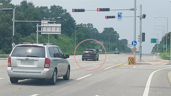 약 14km 구간 중 월계교차로와 노전1리 교차로에는 과속단속카메라가 설치돼서인지 이곳은 신호 위반사례를 볼 수 없었다. 하지만, 단속 카메라가 없는 신기1리, 노전2리, 대영 교차로에서는 정지신호가 한 번 있을 때마다 한 번씩은 신호위반 차량이 발견됐다.