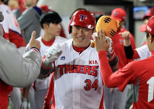  4일 광주 NC전에서 결승 홈런으로 통산 300호 홈런을 장식한 KIA 최형우