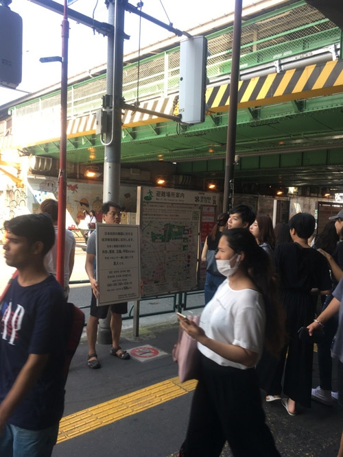 지난 주말 오후, 2시간 동안 신오쿠보 역 앞에 섰다. 시위를 방해한 건 일본인이 아니라 찜통더위였다.