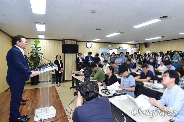 박남춘 인천시장이 8월 5일 오전 시청 기자회견실에서 수질 회복과 보상 협의 계획에 대한 인천시의 입장을 발표하고 있다.
