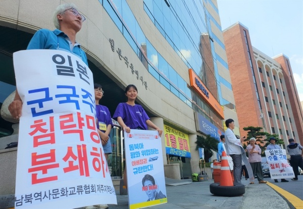  4일 제주시 노형동 소재 주제주일본총영사관 앞에서는 지난 2일 한국을 '백색국가(화이트 리스트)'에서 제외한 일본 정부에 항의하는 시민들의 자발적인 1인 시위가 이어지고 있다. 