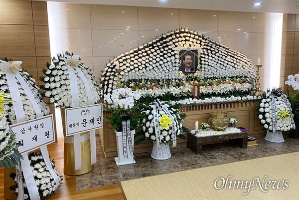8월 5일 고 이민화 카이스트 교수 빈소가 차려진 서울 아산병원 장례식장에 문재인 대통령을 비롯한 정관계 주요 인사들이 보낸 조화가 놓여 있다.