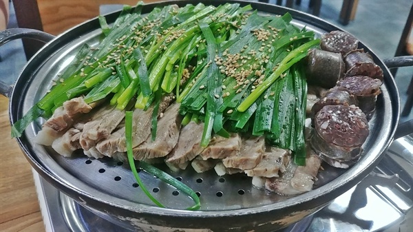 여수 미미네국밥, 야들야들하고 담백한 맛의 돼지고기 수육이다. 
