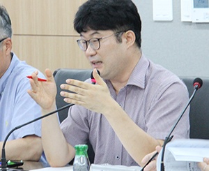 김용현 충남연구원 책임연구원이 의견을 제시하고 있다. 